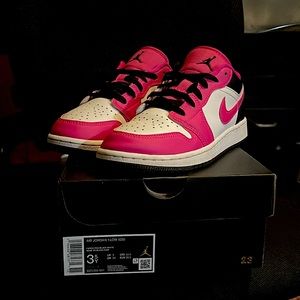 Girls Jordan’s size 3 1/2